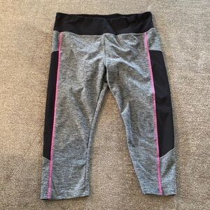 VOGO active Capri length pants; size XL